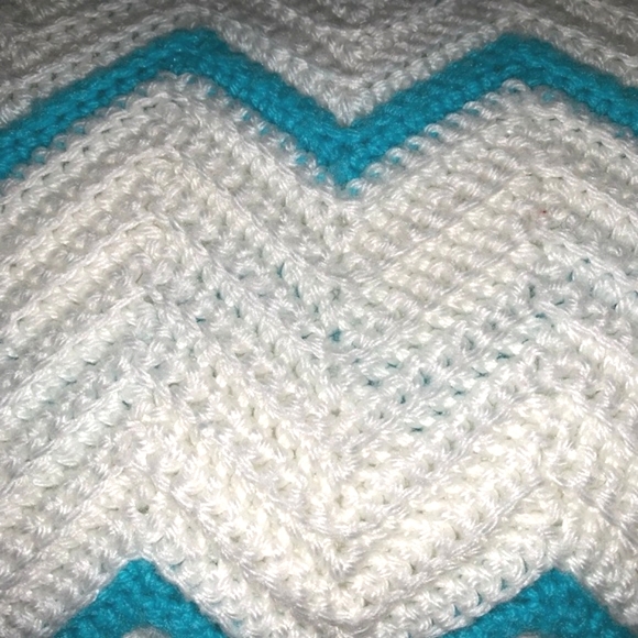 Vintage Handmade Crochet White & Blue Throw w/ Tassels, Chevron Pattern - Picture 3 of 6